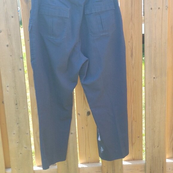 Tilley Endurables Navy Cargo Pants with Built In Key Ring 36" - Picture 4 of 7